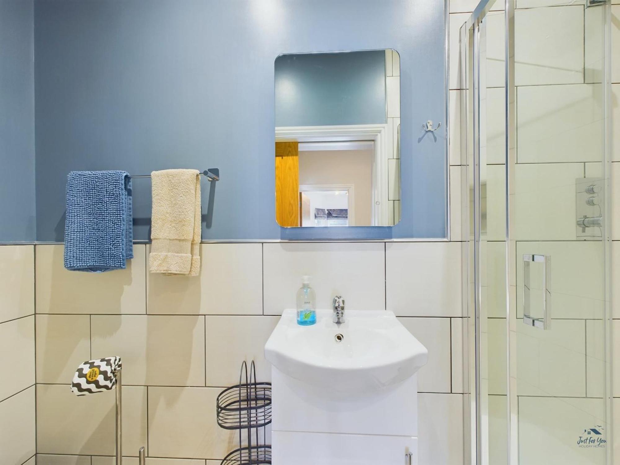 Seaside Cottage, Moments From Ryde's Golden Sands, Sleeps 4 Holiday home *