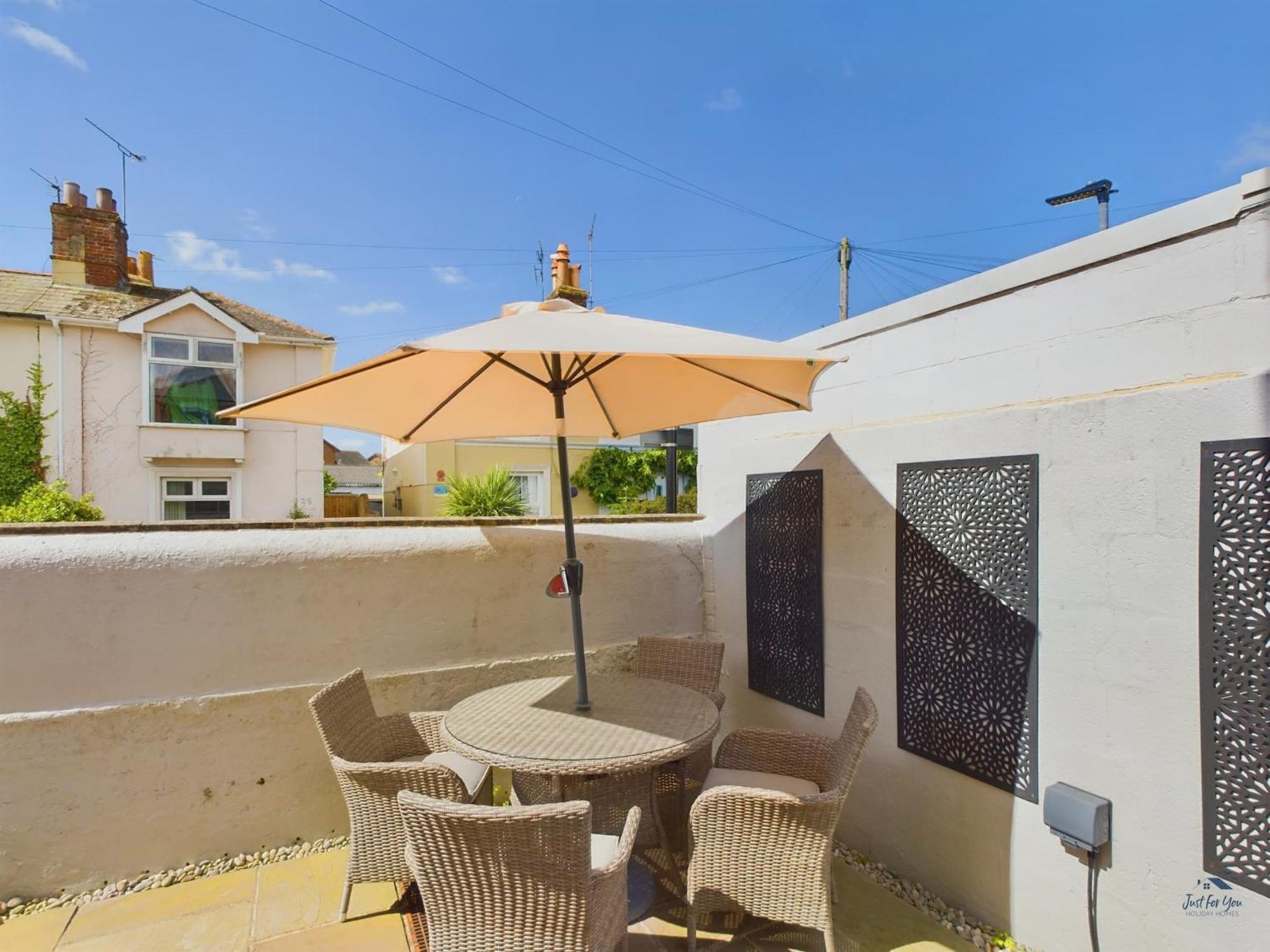 Seaside Cottage, Moments From Ryde's Golden Sands, Sleeps 4